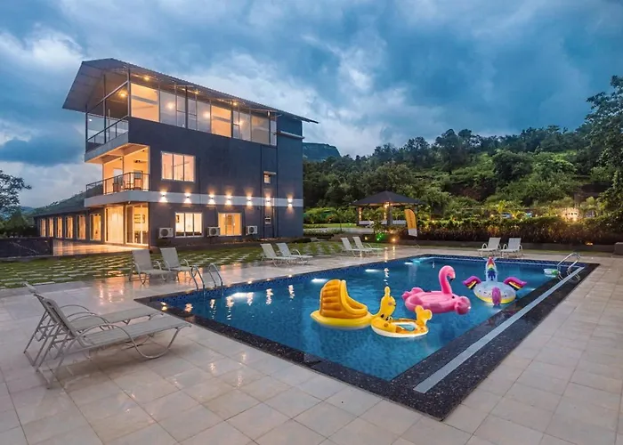 Saffronstays Sundowner: Lakeside Party Villa with Pool and Cricket Turf Karjat