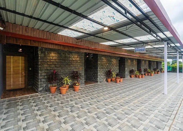 Saffronstays Sundowner: Lakeside Party Villa with Pool and Cricket Turf Karjat