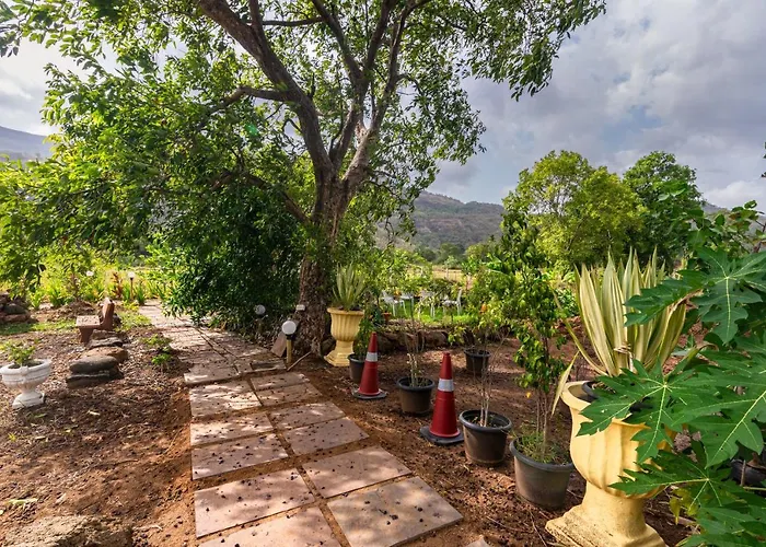 Saffronstays Vyom Farms - 2Br Pool Villa With Orchards, Bathtub, Lawns & Mountain Sunrise Views, Elder-Friendly Stay Karjat